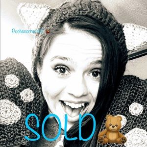 Crochet 🧶 Cat scarf with paws and pockets.